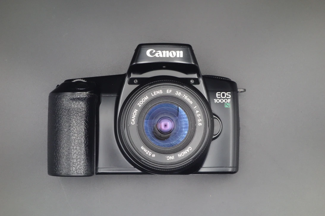 Appareil photo argentique Canon EOS 1000FN avec objectif